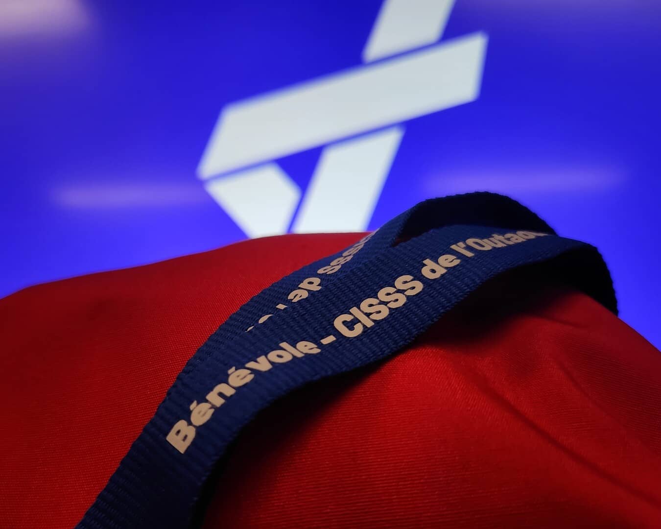 Lanière de bénévole CISSSO avec le logo de la Fondation Coda en arrière-plan