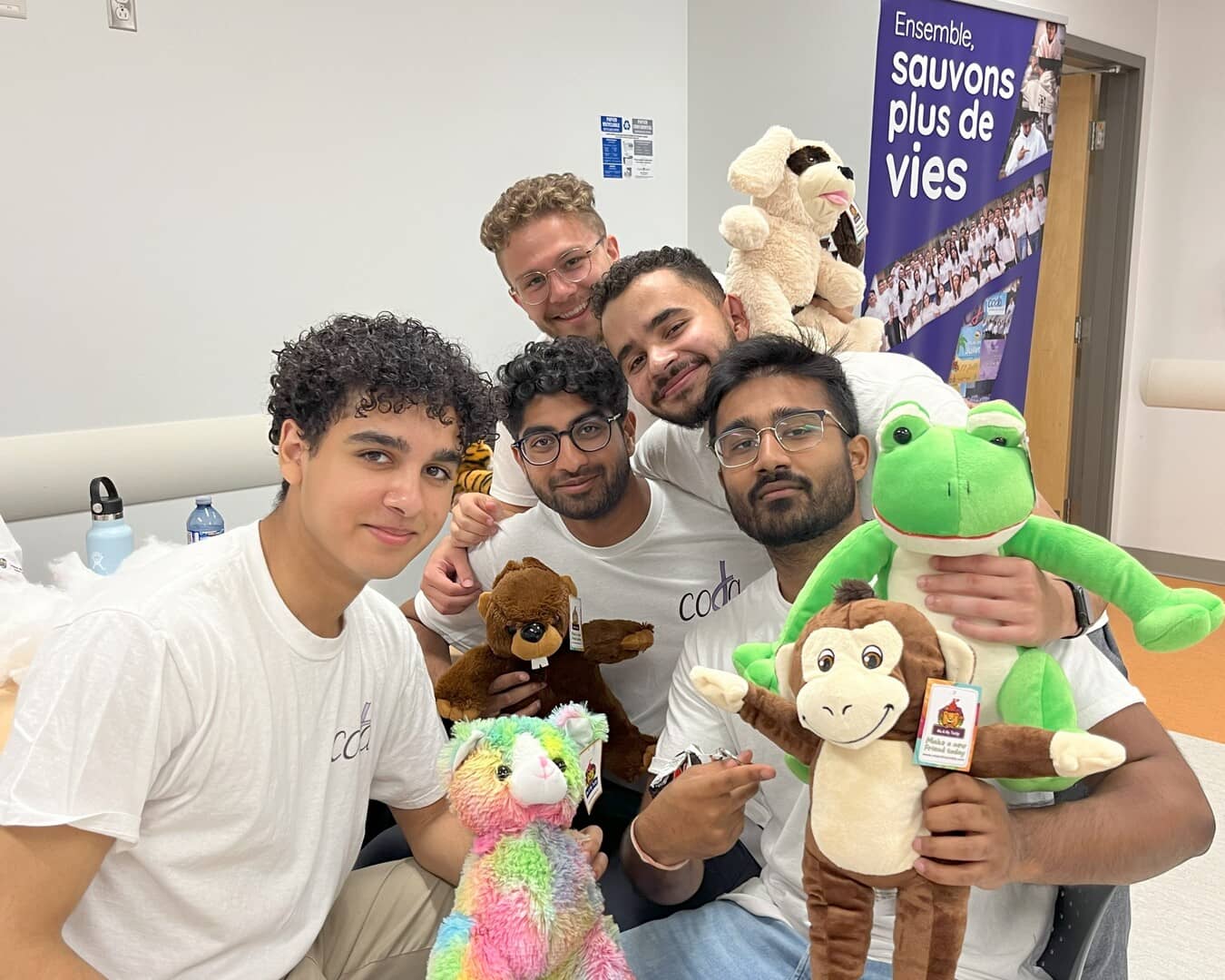 Nos membres qui assemblent des sacs-cadeaux pour tous les enfants hospitalisés à l'Hôpital de Montréal pour enfants