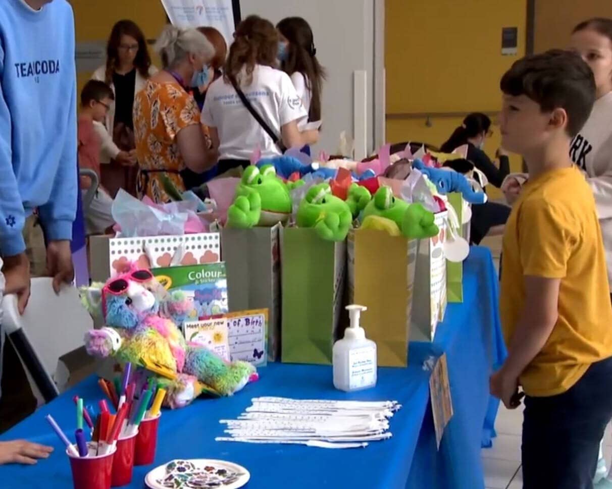 Un enfant hospitalisé s'apprêtant à recevoir un sac-cadeau lors de notre Clinique des oursons 2023