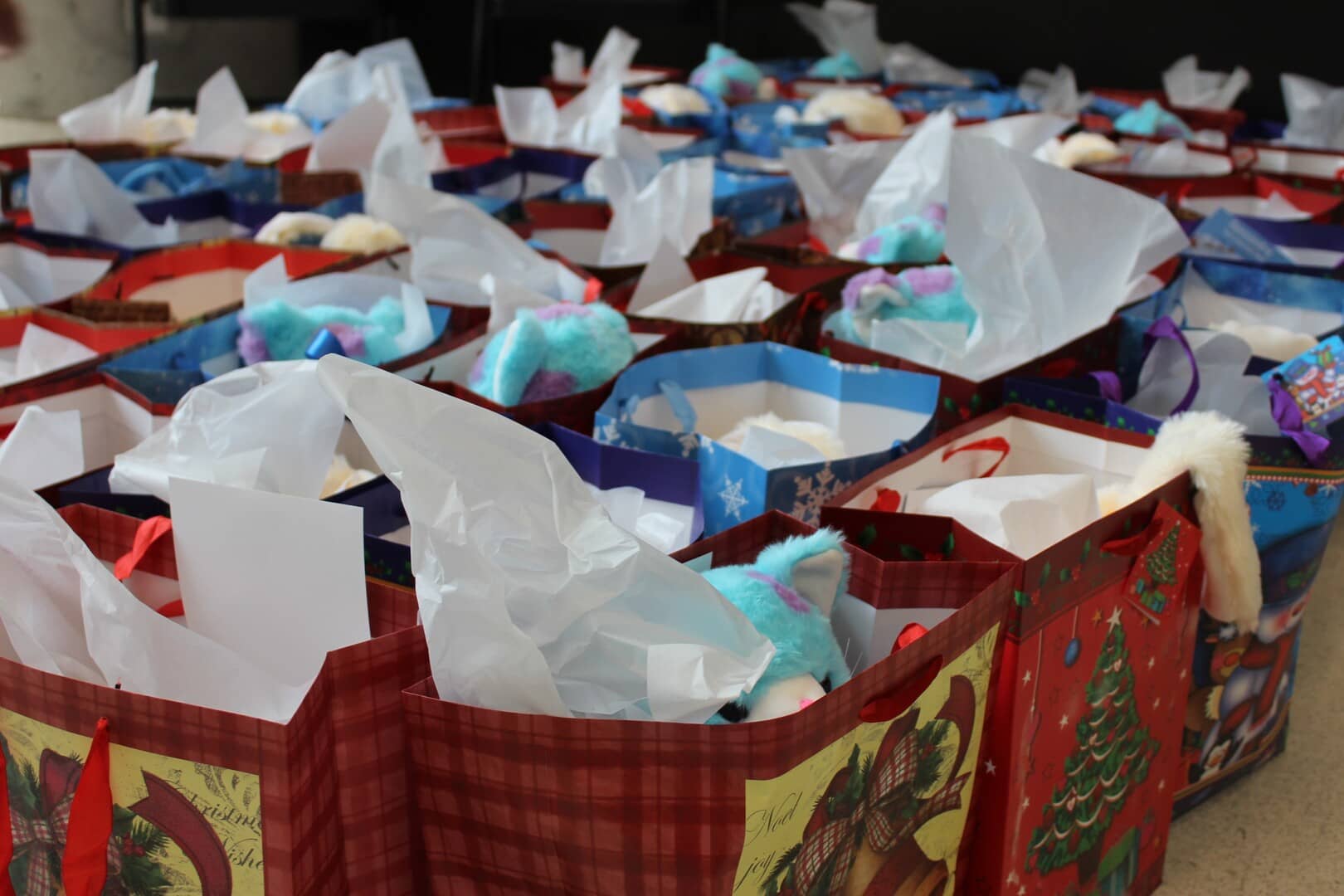 De nombreux sacs-cadeaux emballés et prêts à être distribués à des enfants hospitalisés
