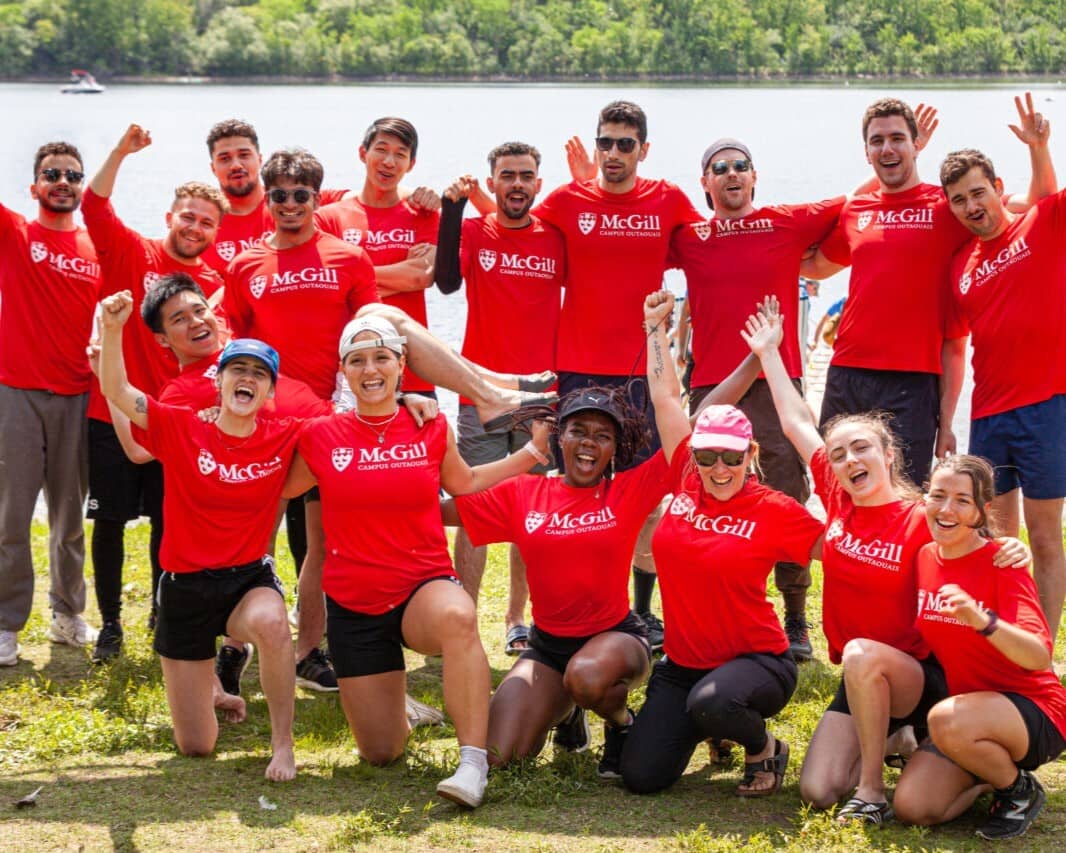 Les membres de l'équipe de course des bateaux-dragons avec la doyenne associée du Campus Outaouais, Dre Danyèle Lacombe.