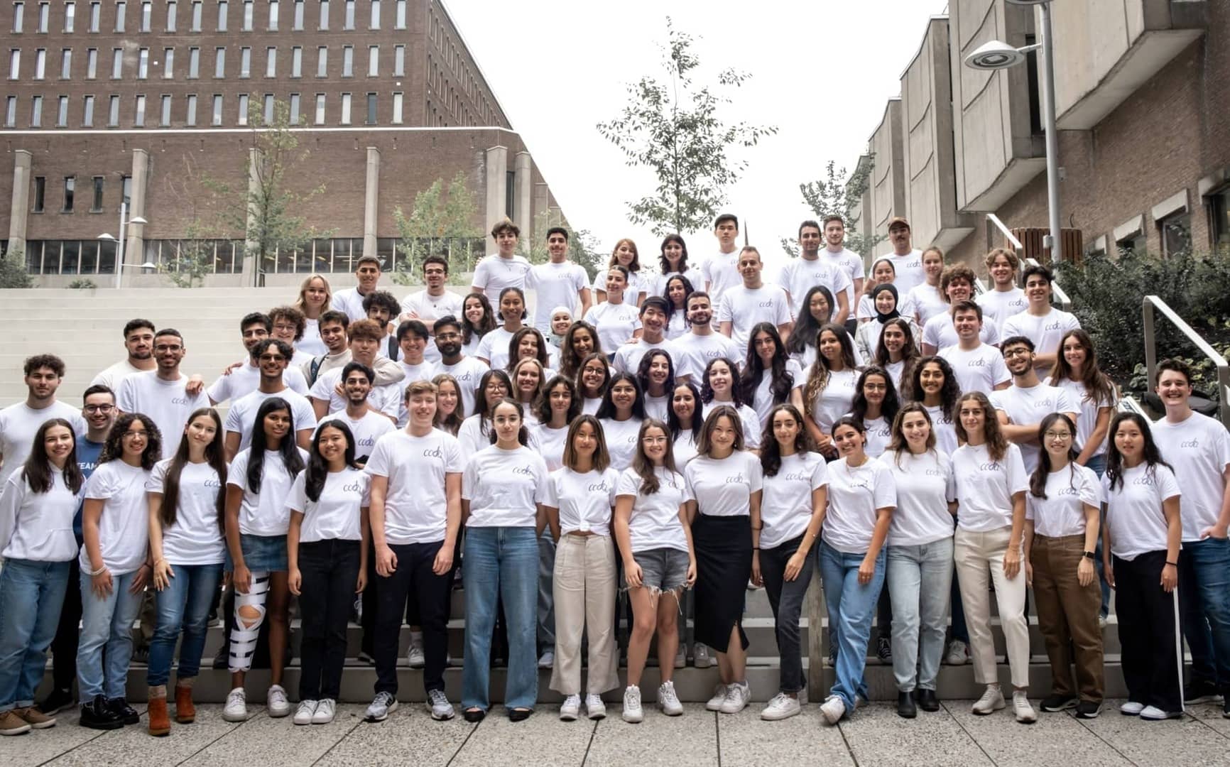 Une photo en grand groupe de nos membres étudiants
