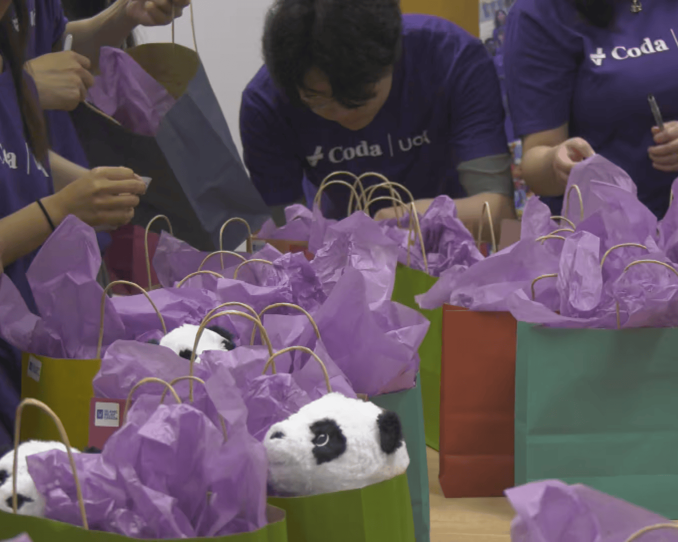 Notre équipe de l'Université d'Alberta qui prépare des cadeaux pour les enfants hospitalisés lors de notre événement 2026 Halfway to the Holidays