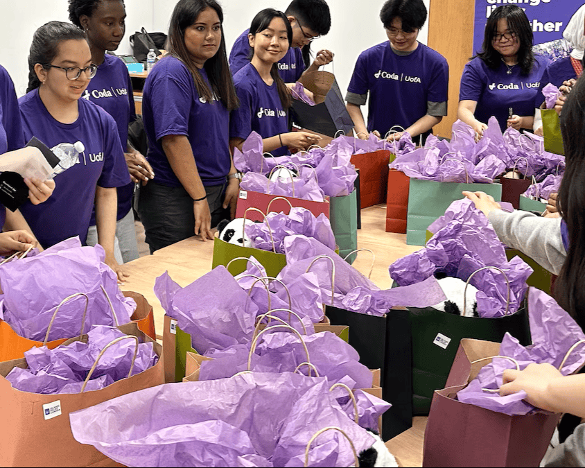 Notre équipe de l'Université d'Alberta qui prépare des cadeaux pour les enfants hospitalisés lors de notre événement 2026 Halfway to the Holidays
