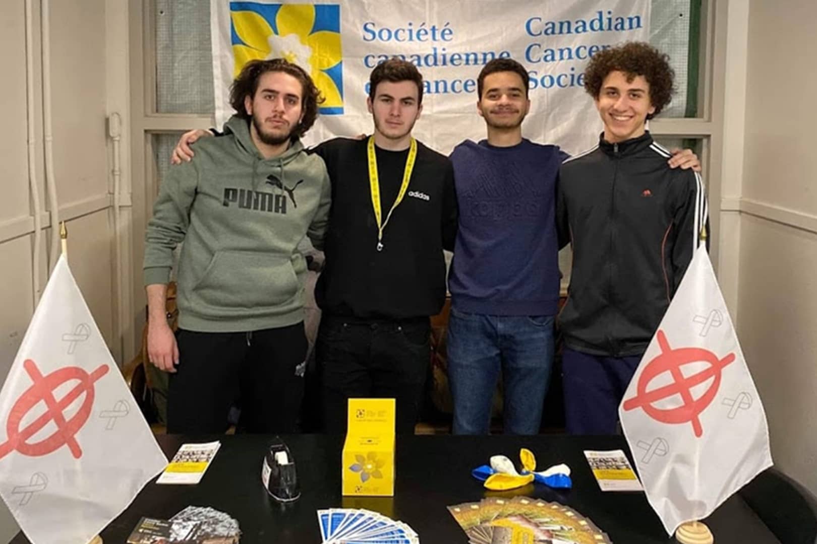 Le comité CODA à Marianopolis, amassant des fonds pour la Société canadienne du cancer