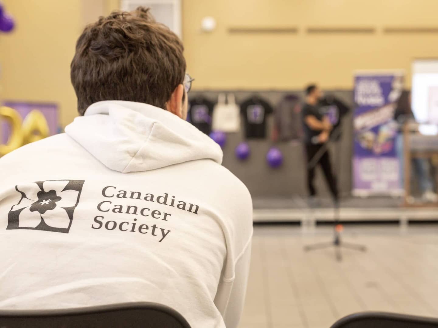Un de nos membres portant un hoodie Coda lors de notre événement de la Journée mondiale contre le cancer 2023